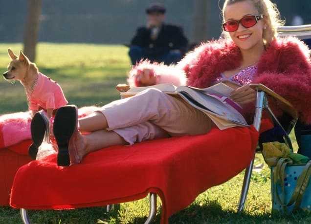 best-reeses-book-club-beach-reads: reese witherspoon as elle woods in 'legally blonde'