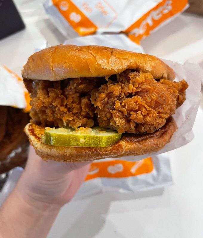best fast food spicy chicken sandwiches: popeye's spicy chicken sandwich