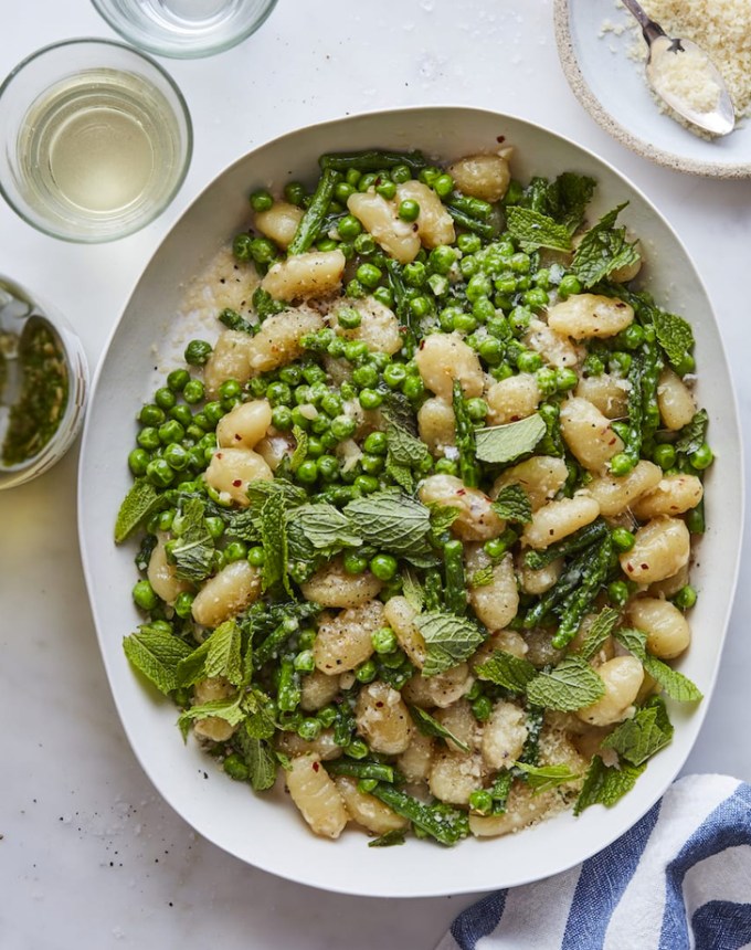 easy gnocchi recipes: gnocchi with peas and asparagus