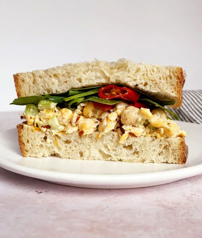 easy lunch ideas: smashed chickpea salad sandwich