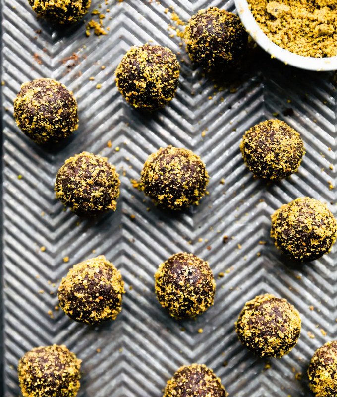 healthy protein snacks: chocolate pistachio protein bites